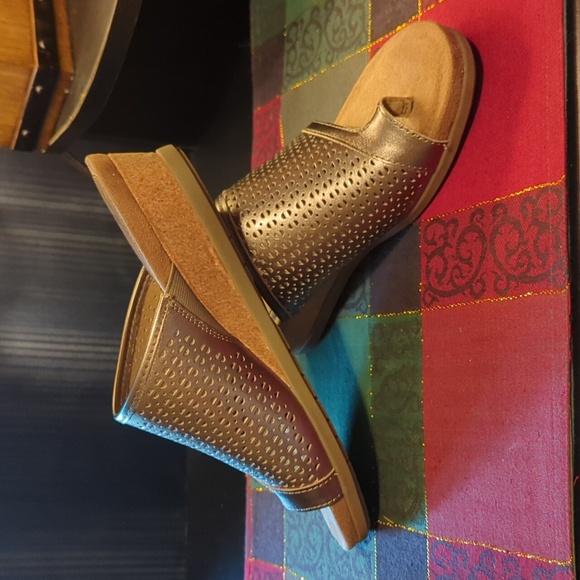 Earth Origins Pearl wedge sandals Women's 8 M Gold Metallic leather NEW NWB - Picture 6 of 10